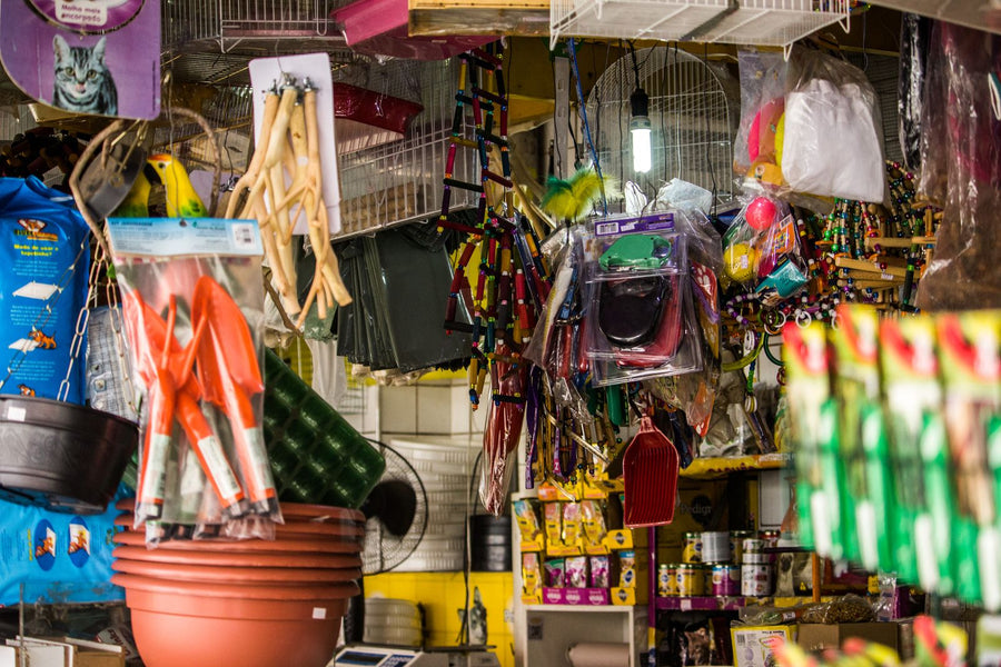Estanterías de una tienda de mascotas llenas de productos